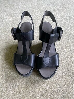 Franco Sarto Black Leather T-Strap Slingback platform Sandals